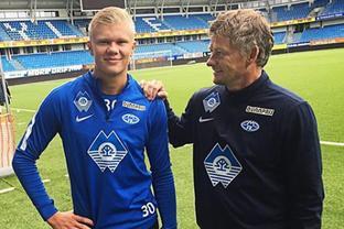 篮球湖人球员赛后接受媒体采访（赛后湖人队球员接受媒体采访）