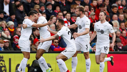 赫内斯：卡尔只踢3场德甲就和梅西相提并论，实在是太夸张了（赫内斯质疑将仅出战3场德甲的卡尔与梅西相提并论：言过其实）