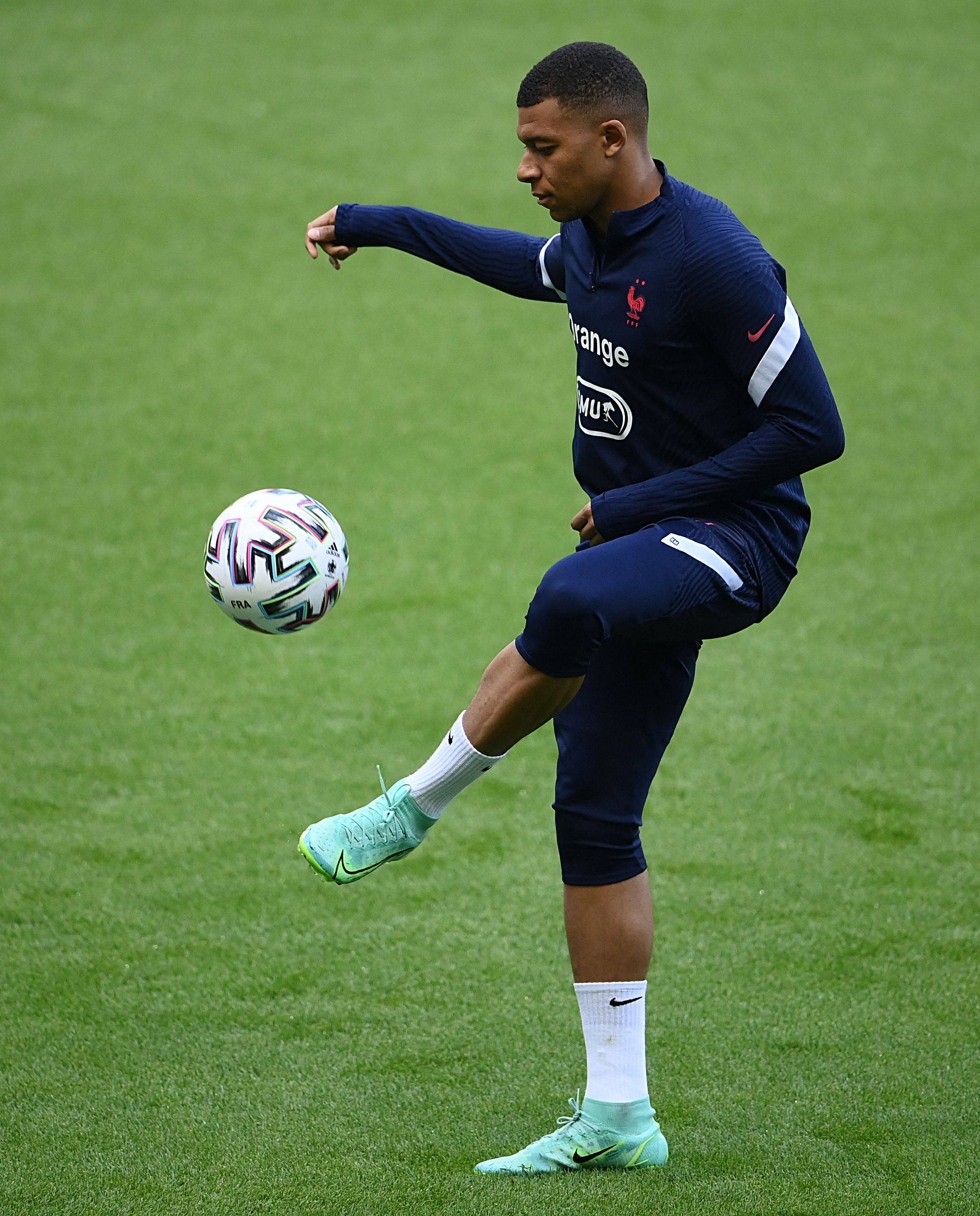 罗马诺：弗拉霍维奇与尤文谈续约无任何进展，拜仁也暂停追求（罗马诺：尤文与弗拉霍维奇续约停滞，拜仁暂缓追逐）