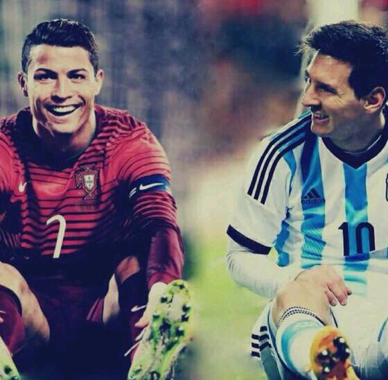 白衣下边是红衣，香港行期间一阿森纳球迷卧底在热刺球迷看台（白衣藏红衫：阿森纳球迷香港行混入热刺看台）