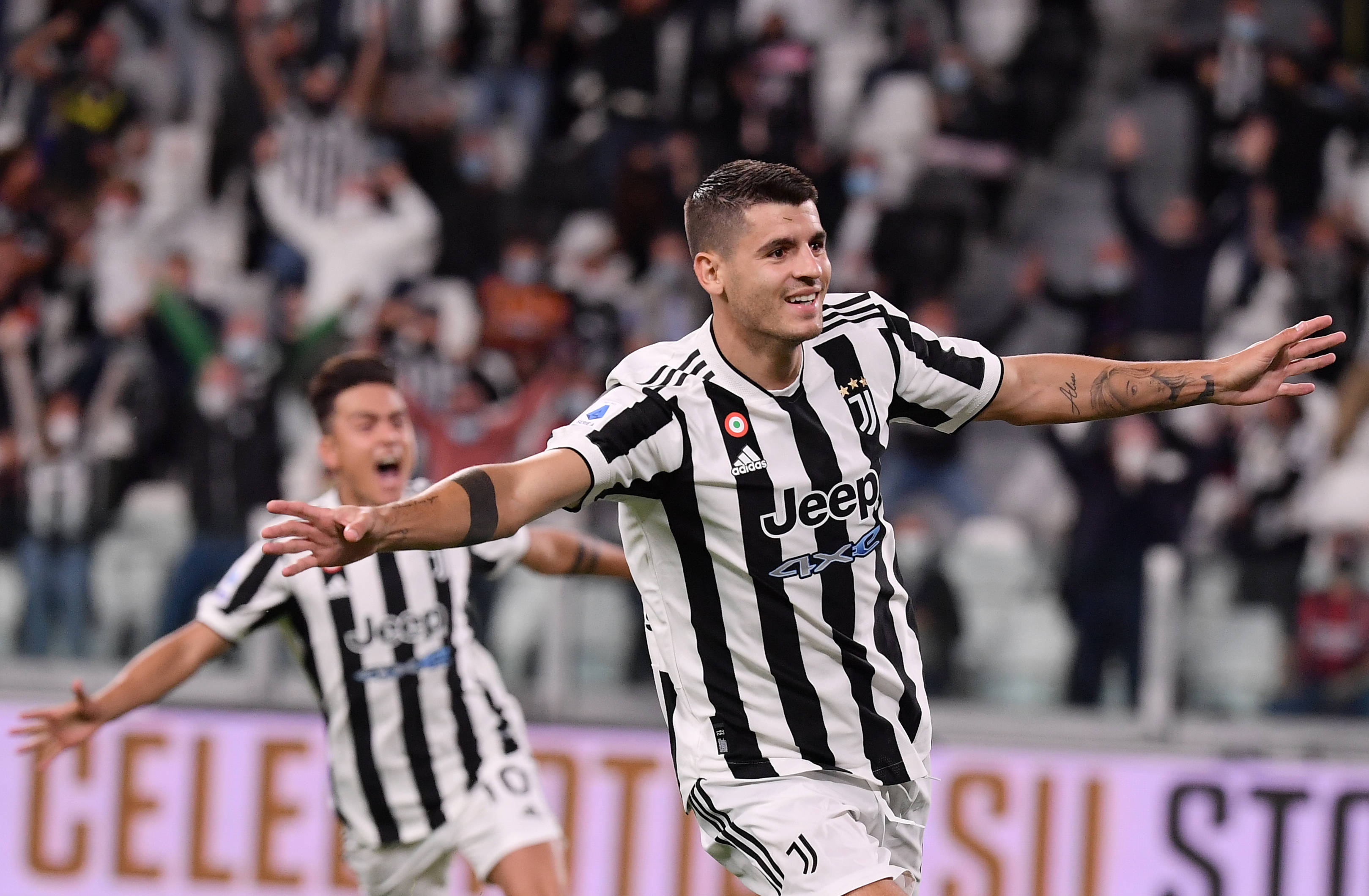 神锋！小蜜蜂前锋蒂亚戈再演梅开二度，联赛13场进11球（火力全开！小蜜蜂射手蒂亚戈再度双响，联赛13战11球）