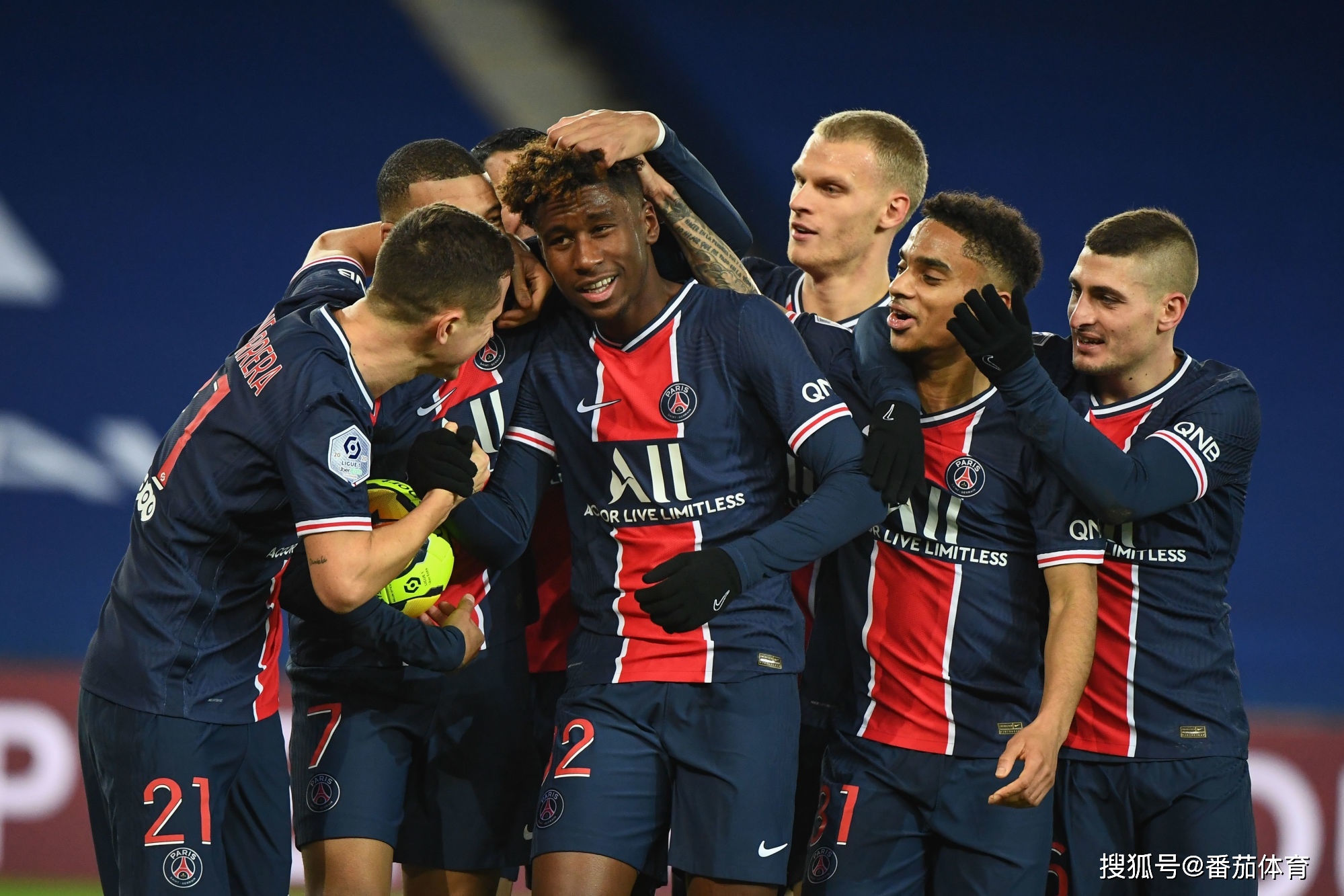 韦世豪社媒祝大家假期愉快，刘殿座留言调侃：樱木假期愉快（韦世豪社媒送上假期祝福，刘殿座打趣留言：樱木假期快乐）