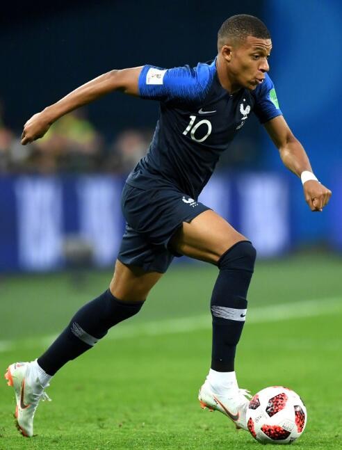 西甲射手榜：姆巴佩16球领跑！费兰-托雷斯11球紧随其后！（西甲射手榜：姆巴佩16球居首，费兰-托雷斯以11球紧追其后）