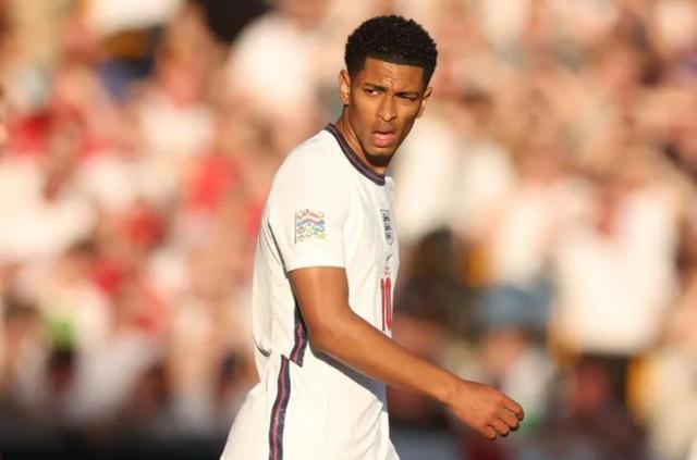 C罗为合作的AI网站宣传，视频中梅罗之争再次成为话题（C罗为合作AI平台拍宣传片，视频引发梅罗之争再度热议）